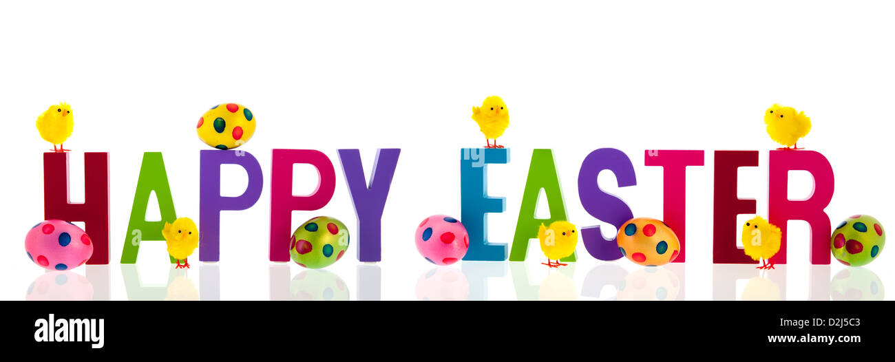 Felices Pascuas con poco pollitos y huevos pintados de colores Foto de stock