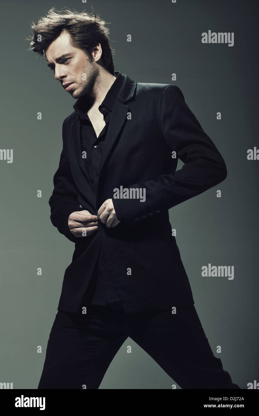 Los jóvenes confiados hombre vestido con traje negro Fotografía de stock -  Alamy