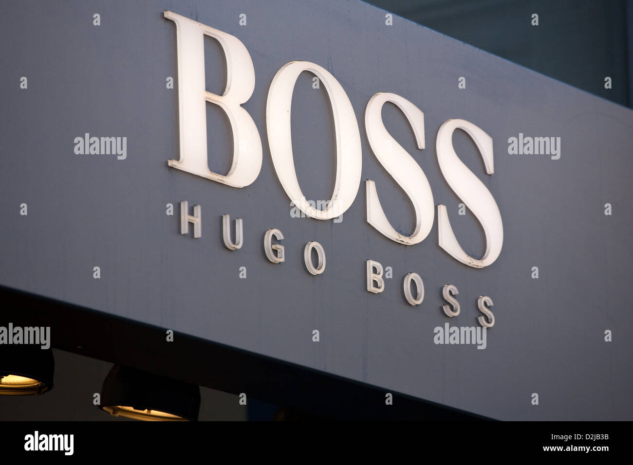 Berlín, Alemania, el logotipo de la marca textil Hugo Boss Foto de stock