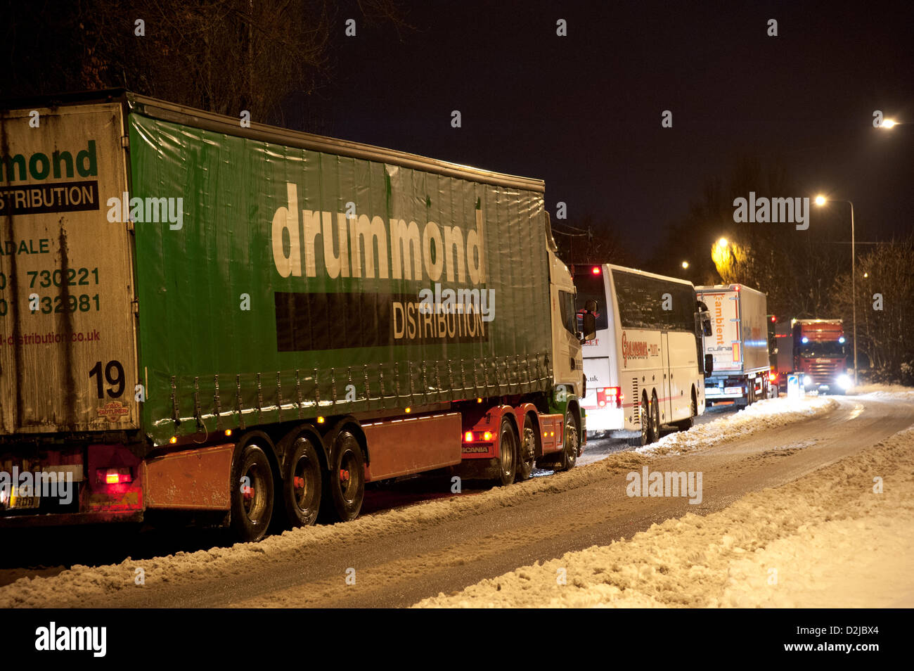 Standish, Wigan, Reino Unido. El 26 de enero de 2013. Caos de tráfico como camiones esmerilar hasta pararse en Standish cerca de Wigan. Un pile-up en la autopista M6 significa que el tráfico se ha desviado hacia el norte, a lo largo de la A49 a través de Standish donde una combinación de nieve en 'Perspectiva' y accidentes del tráfico a conjest. Crédito: John Morris / Alamy Live News Foto de stock