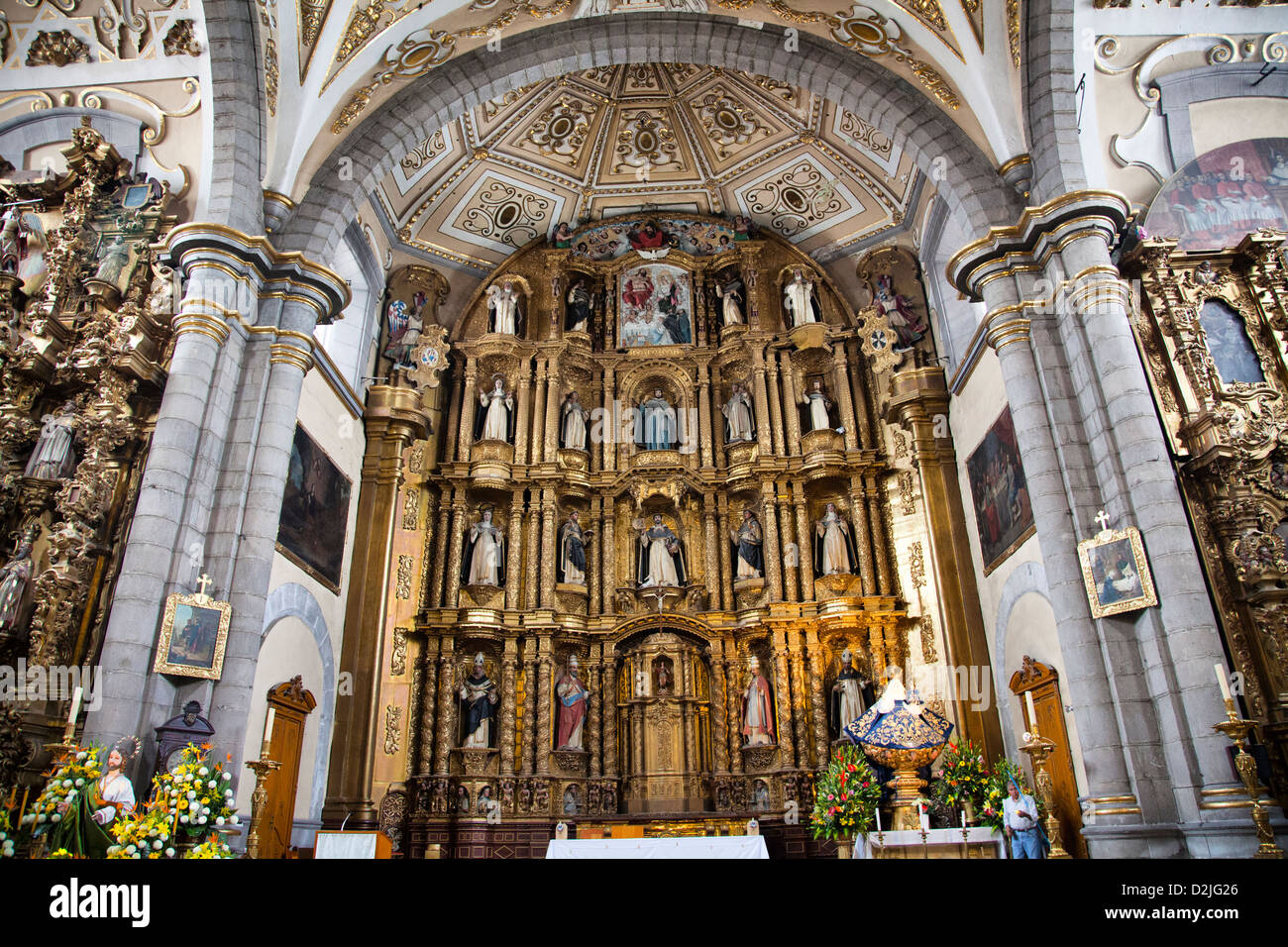 Interior de la Iglesia de Santo Domingo de Guzmán en la ciudad de Puebla en México Fotografía de stock - Alamy Interior de la Iglesia de Santo Domingo de Guzmán en la ciudad de Puebla en México Fotografía de stock - Alamy