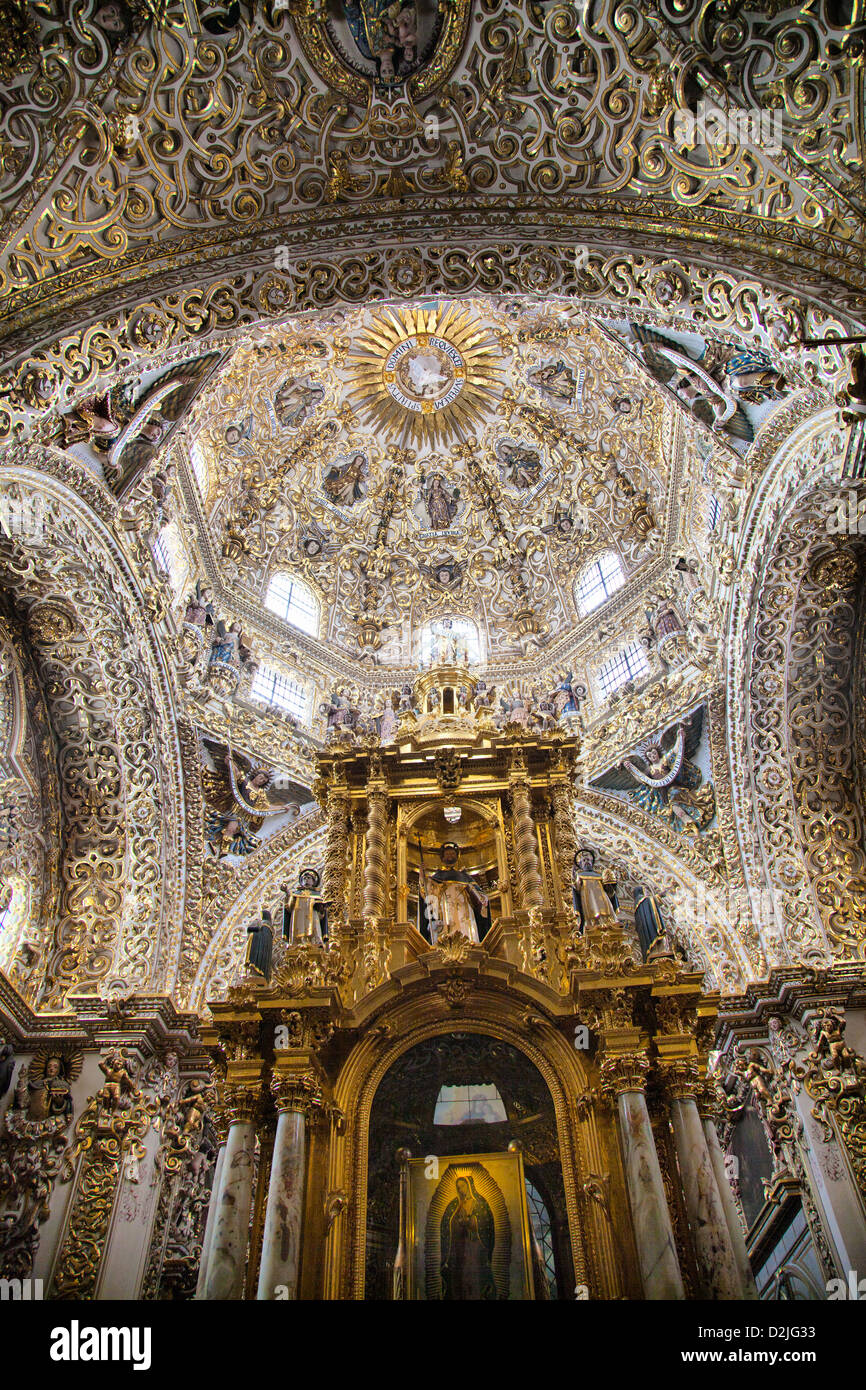 Interior de la Capilla del Rosario en la iglesia de Santo Domingo de Guzmán en la ciudad de Puebla en México Fotografía de stock - Alamy Interior de la Capilla del Rosario en la iglesia de Santo Domingo de Guzmán en la ciudad de Puebla en México Fotografía de stock - Alamy