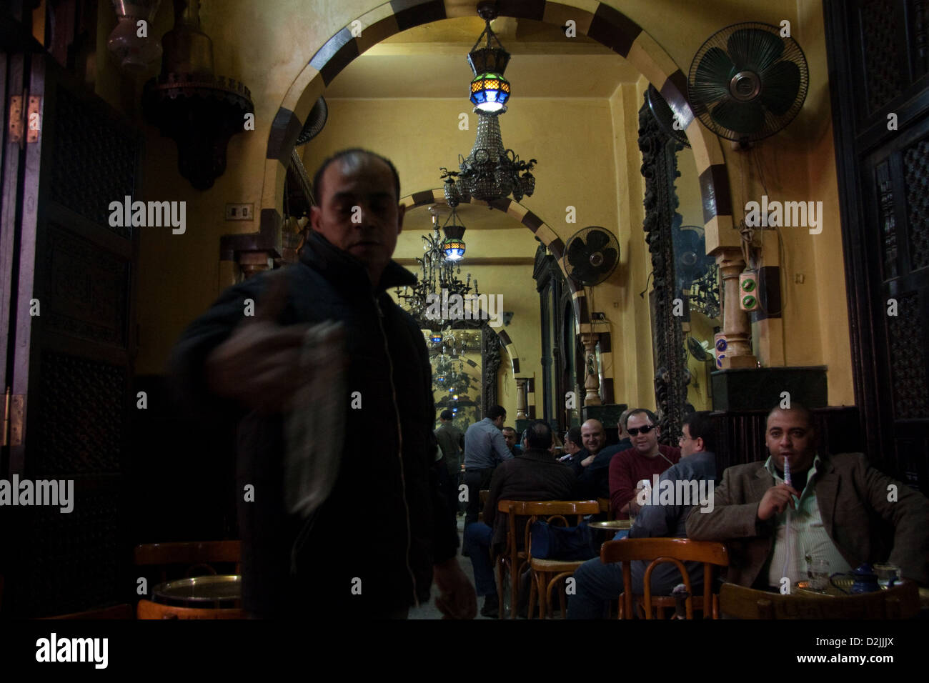 El Cairo, Egipto, los hombres en el antiguo Café Fishawi Foto de stock