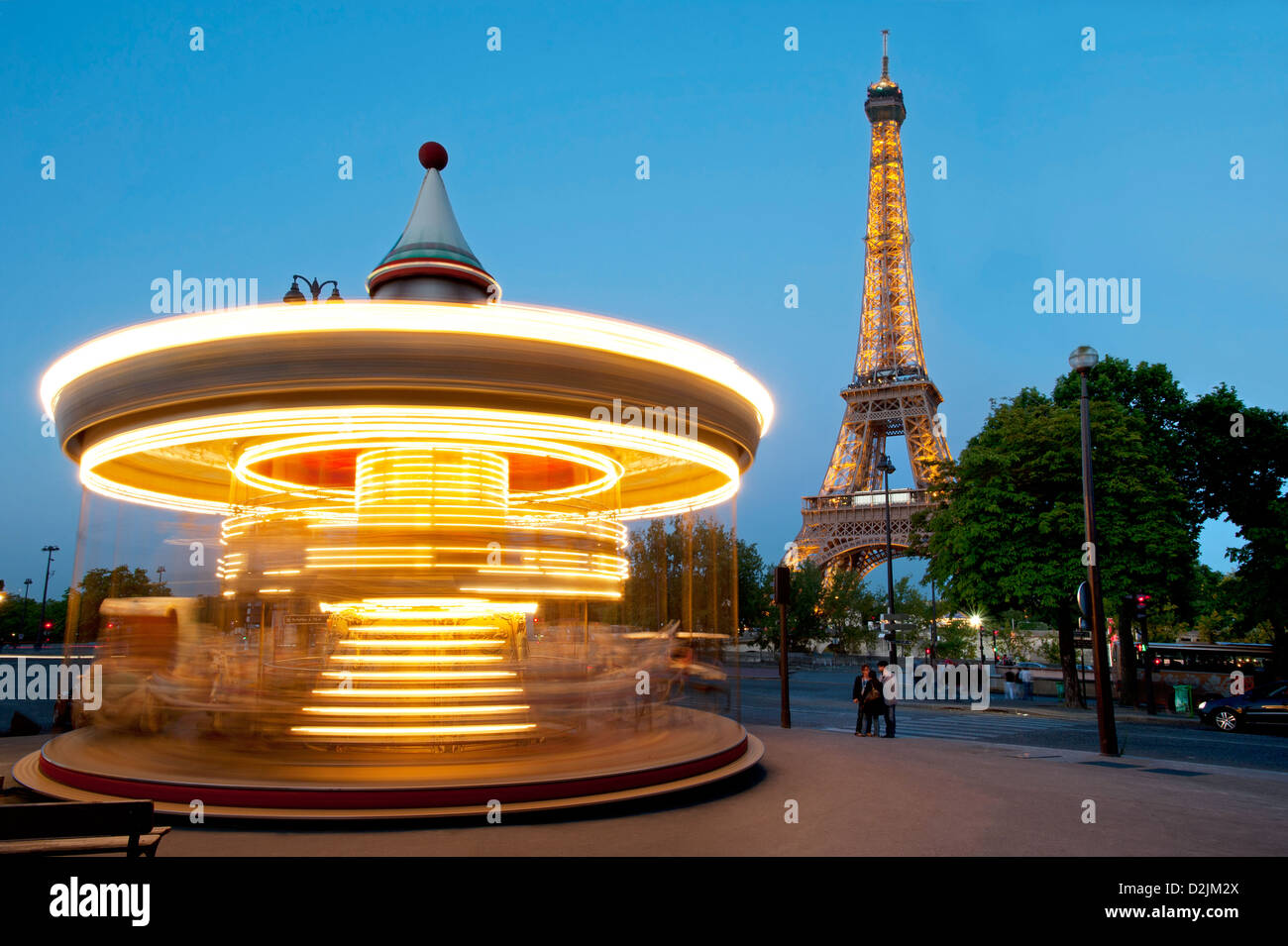 Por la noche la Torre Eiffel París Francia Foto de stock