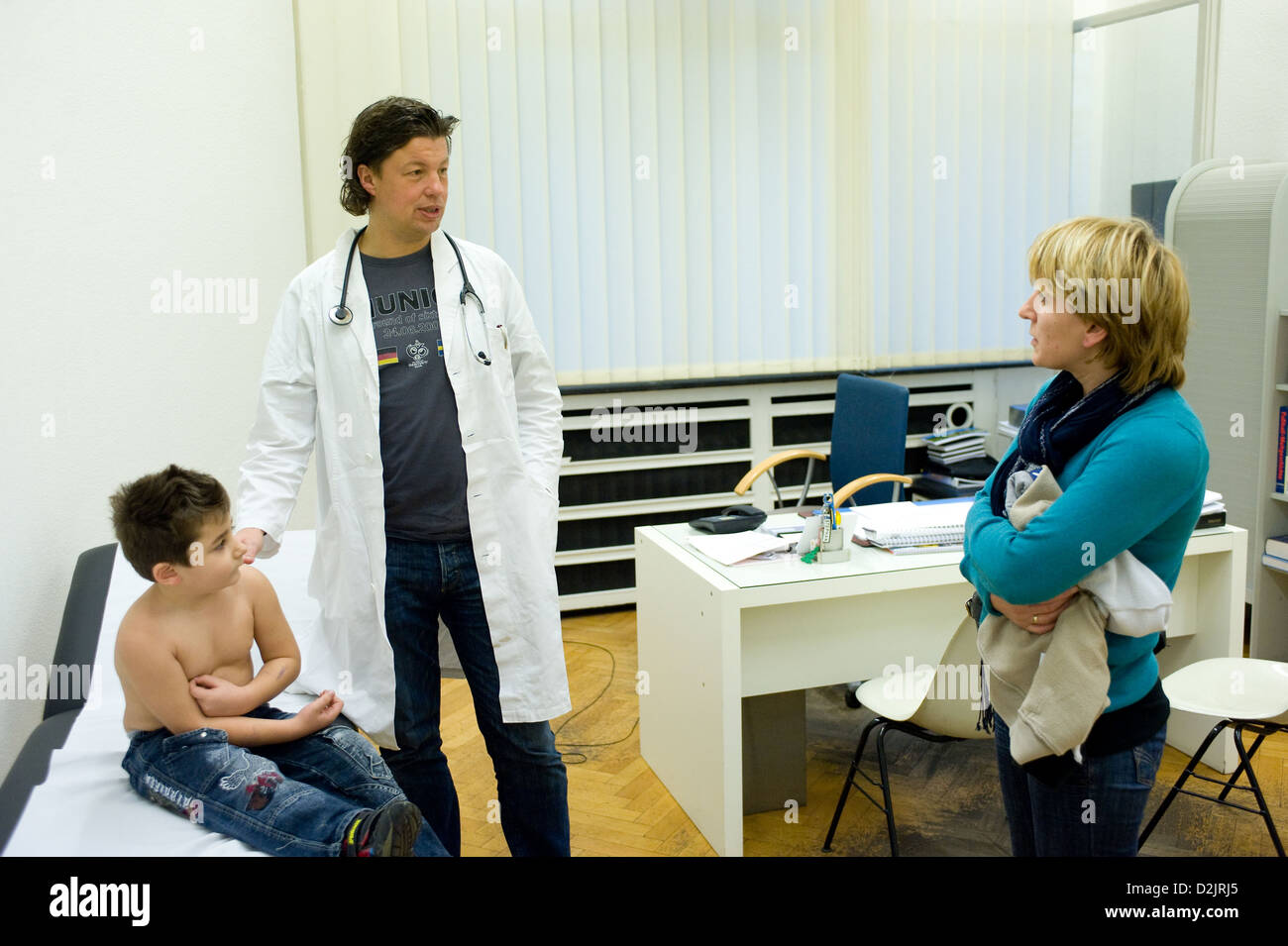 Duisburgo, Alemania, madre e hijo al doctor en la sala de tratamiento Foto de stock
