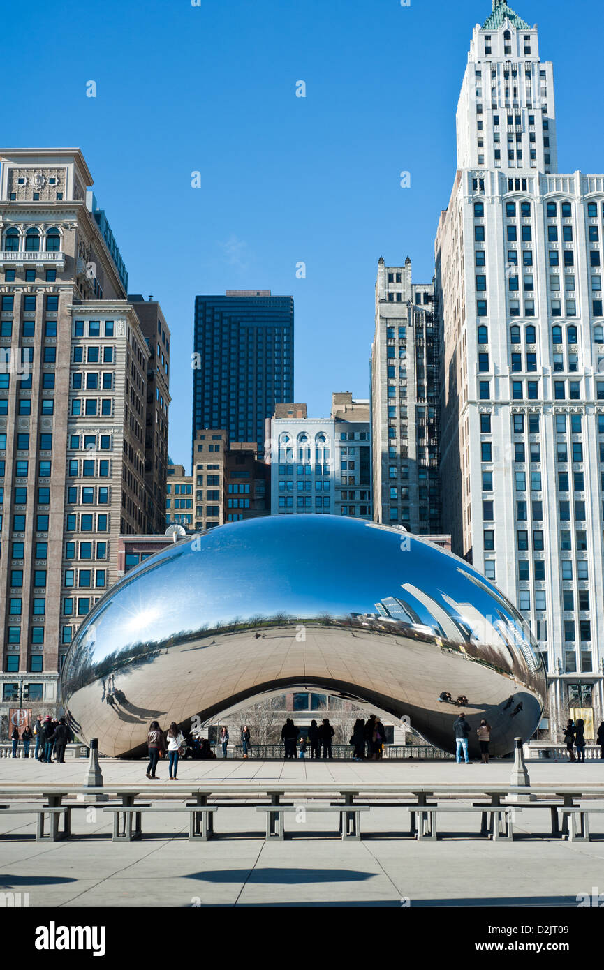 Cloud Gate, también conocido como el frijol, es una escultura pública