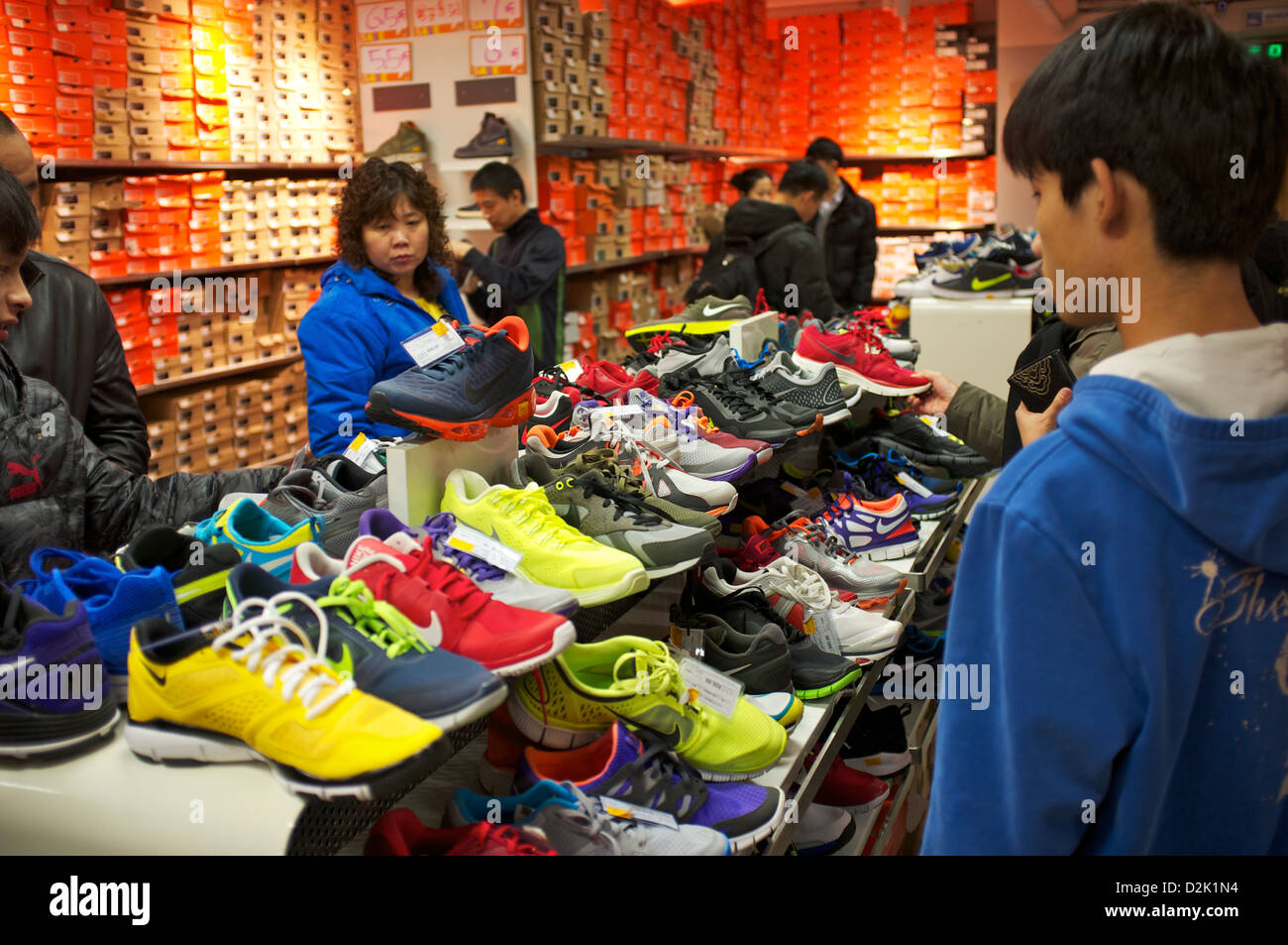Los clientes chinos buscar una tienda de Nike, Beijing, 26-Jan-2013 de stock - Alamy