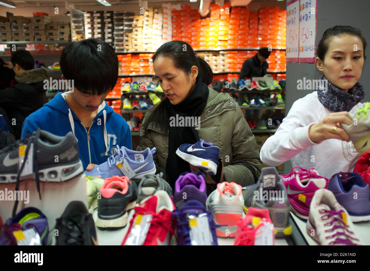 Chinese customers nike store in fotografías e imágenes de alta resolución -  Alamy