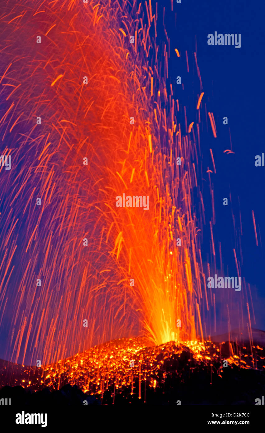 Las erupciones del volcán Stromboli, las Islas Eolias, Italia Foto de stock