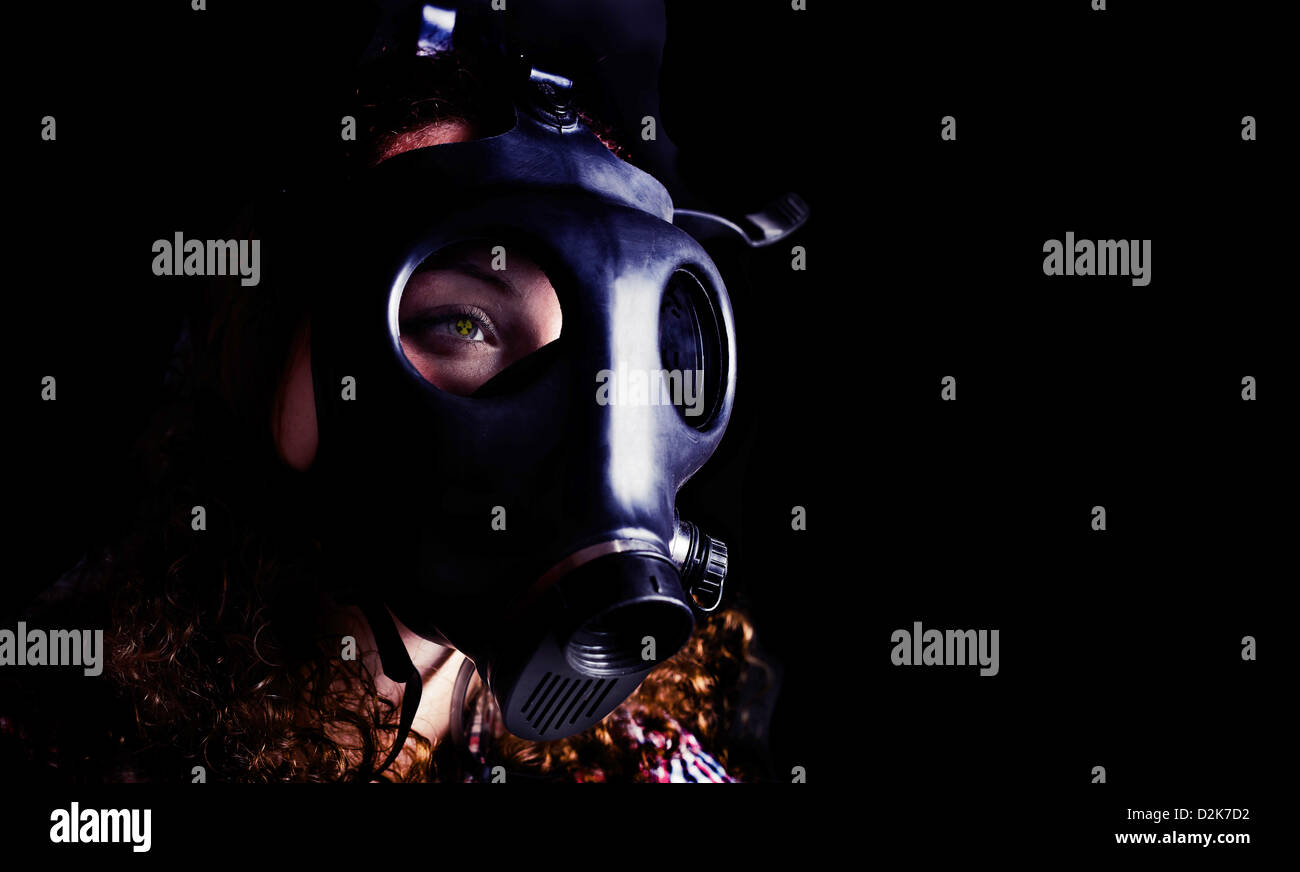 Máscara de radiación sobre un fondo negro terrible Foto de stock