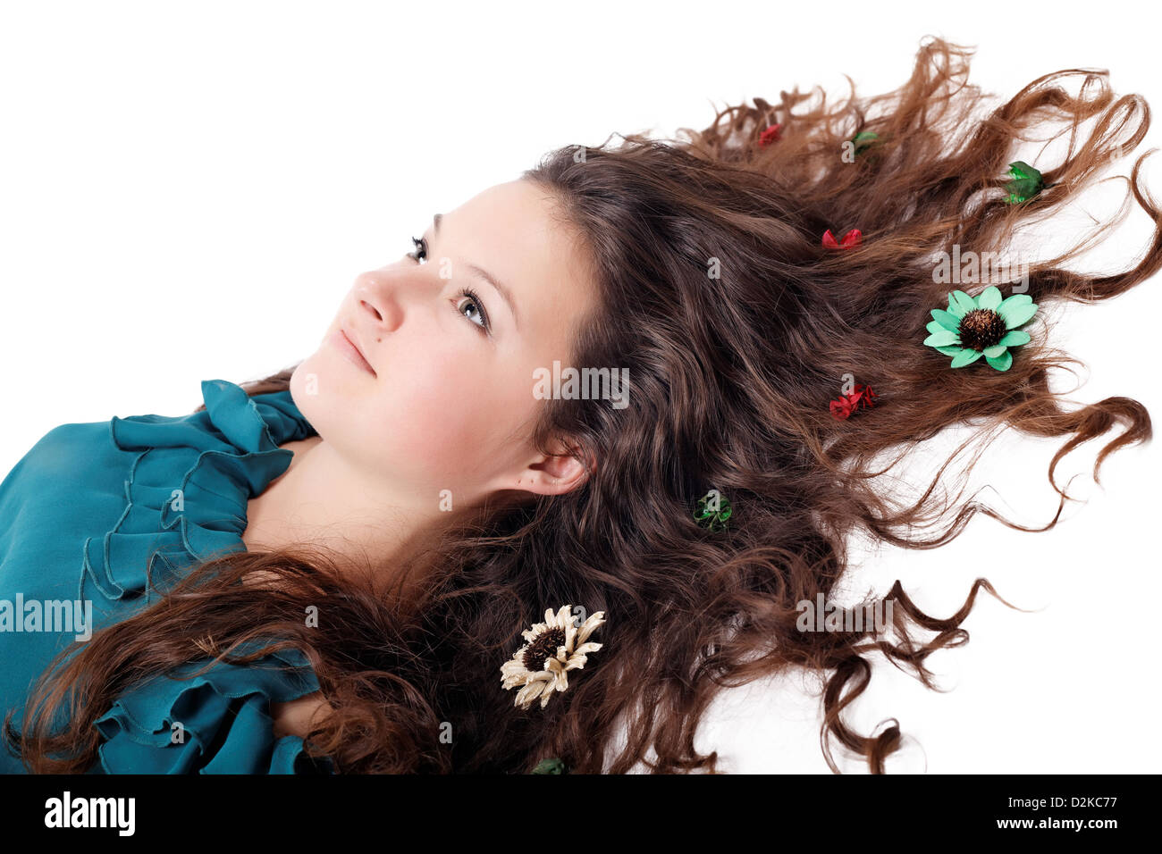 Retrato de la glamorosa muchacha morena con flores en su cabello aislado Foto de stock