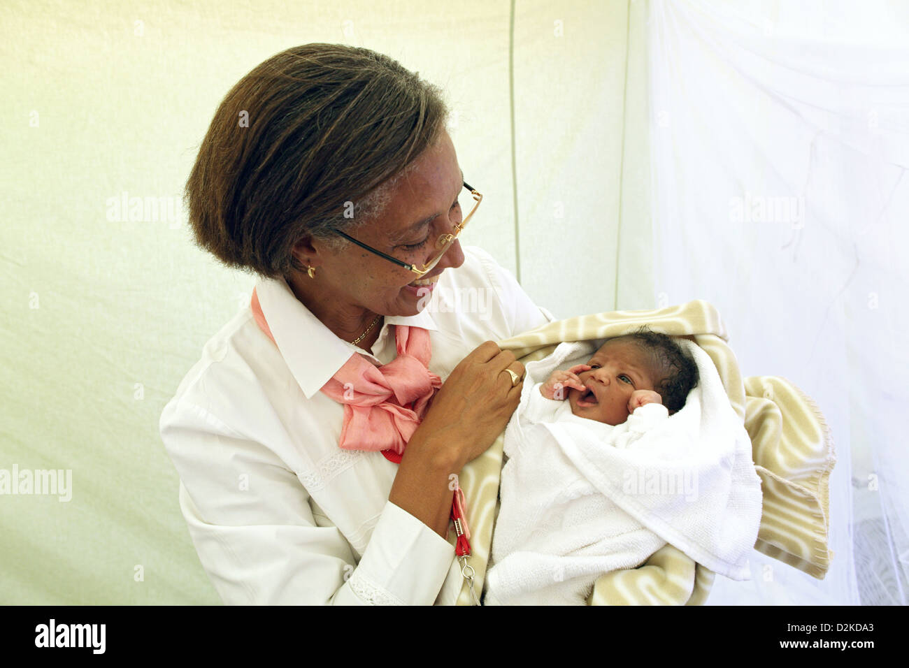 Carrefour, Haití, Michaele Gedeón tiene un bebé recién nacido en sus brazos  Fotografía de stock - Alamy