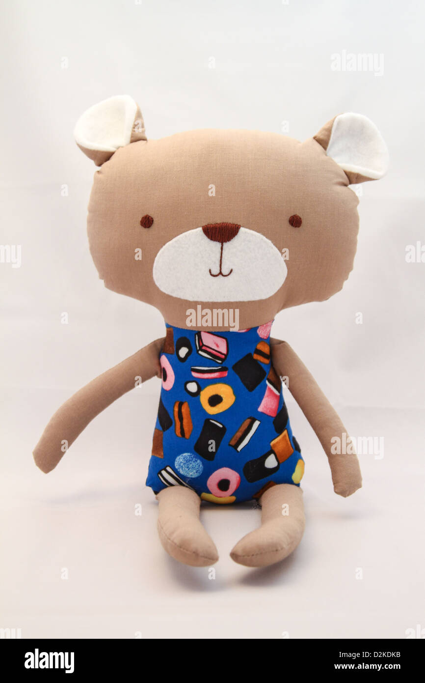 Un oso de peluche casera dulce vistiendo una túnica patrón contra un fondo blanco Fotografía de stock - Alamy