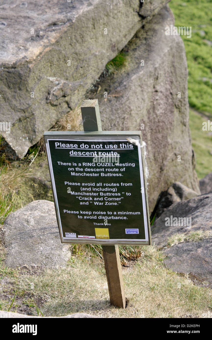 Un signo que indica un trazado cerrado debido a las aves que anidan en el borde Stanage en el Peak District Foto de stock