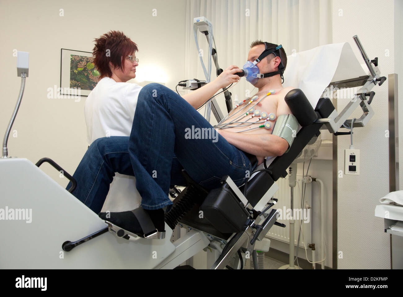 Essen, Alemania, pruebas de la función pulmonar en conjunción con un ECG de ejercicio Foto de stock
