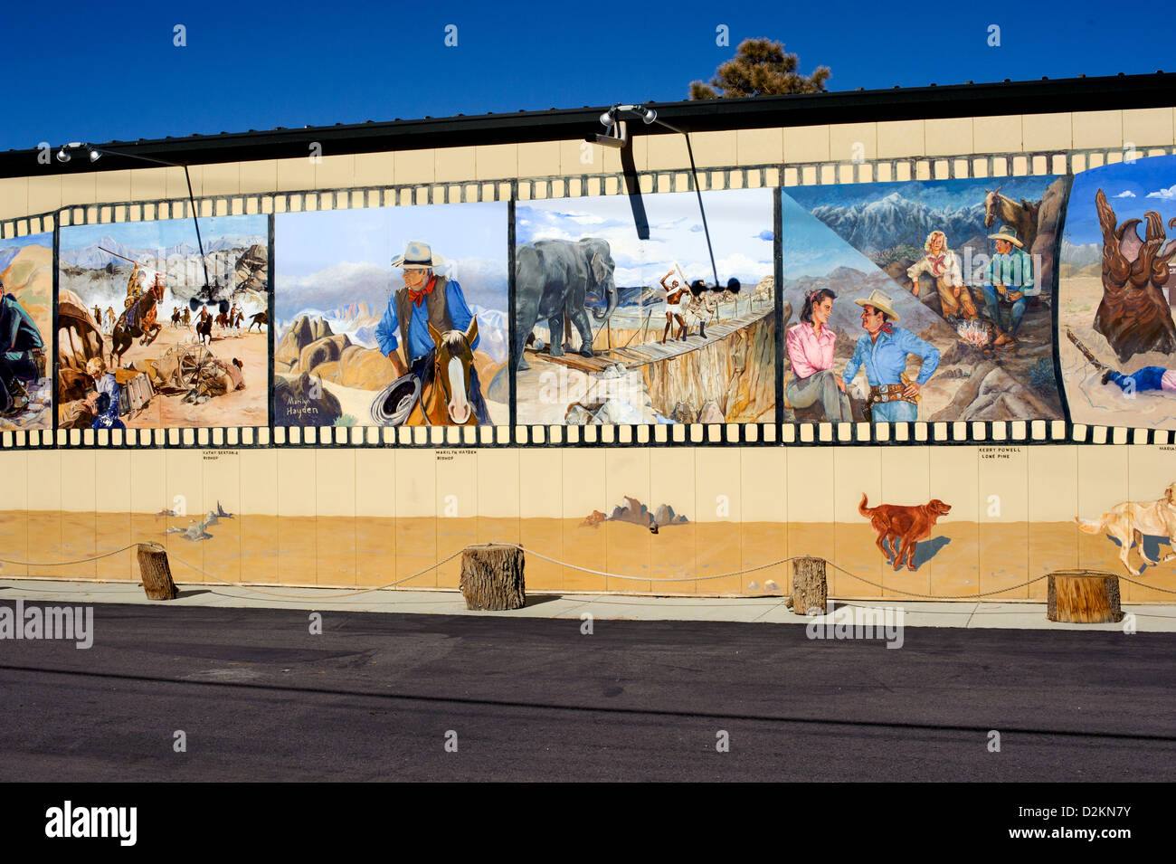 Lone Pine murales que relatan la historia de la industria cinematográfica occidental Foto de stock