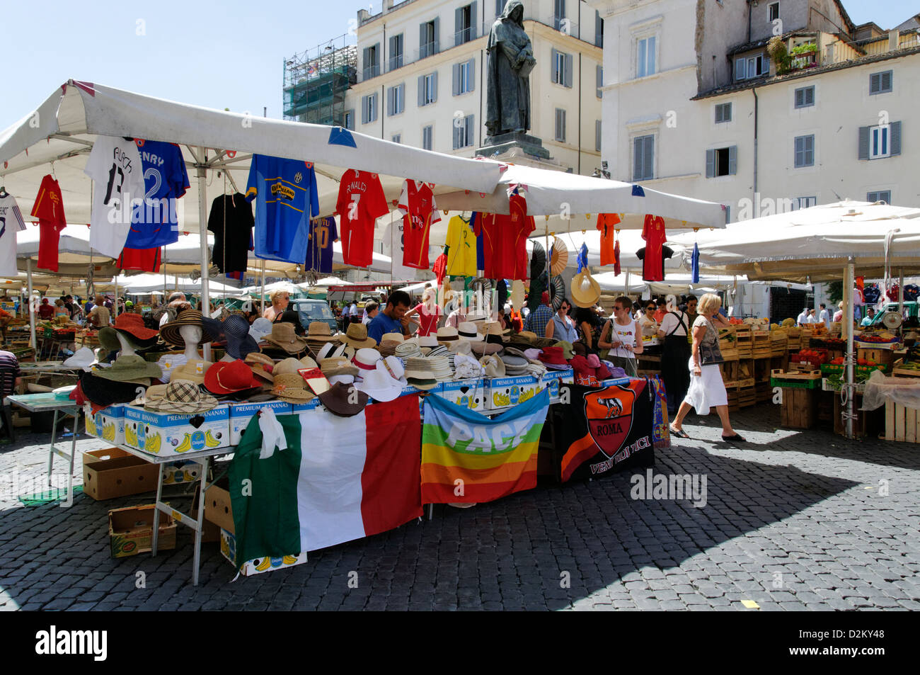 Roma. Italia. Vista de puesto en el mercado de venta de ropa deportiva,  gorras y banderas en la plaza conocida como Campo dei Fiori Fotografía de  stock - Alamy