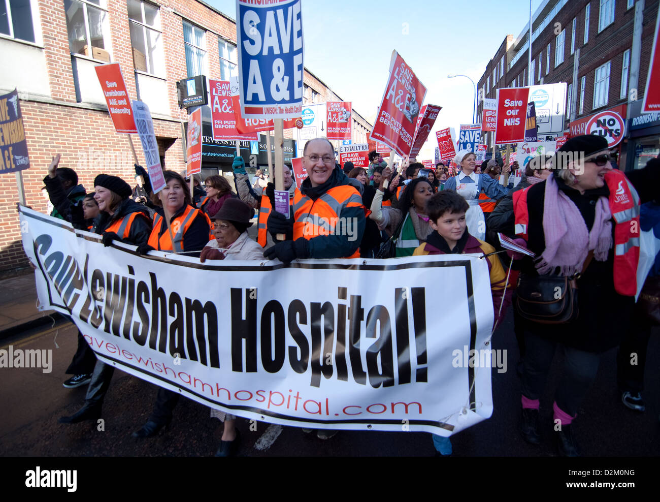 Miles de manifestantes de todas las edades, salieron a las calles de South East London, durante el guardar Hospital Lewisham demo. Foto de stock