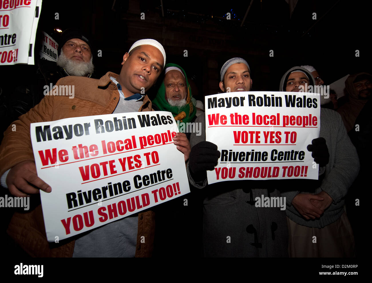 Manifestante fuera de Stratford Ayuntamiento de la Ciudad Vieja con sus mensajes para alcalde de newham Sir Robin Wales sobre el centro fluvial Foto de stock