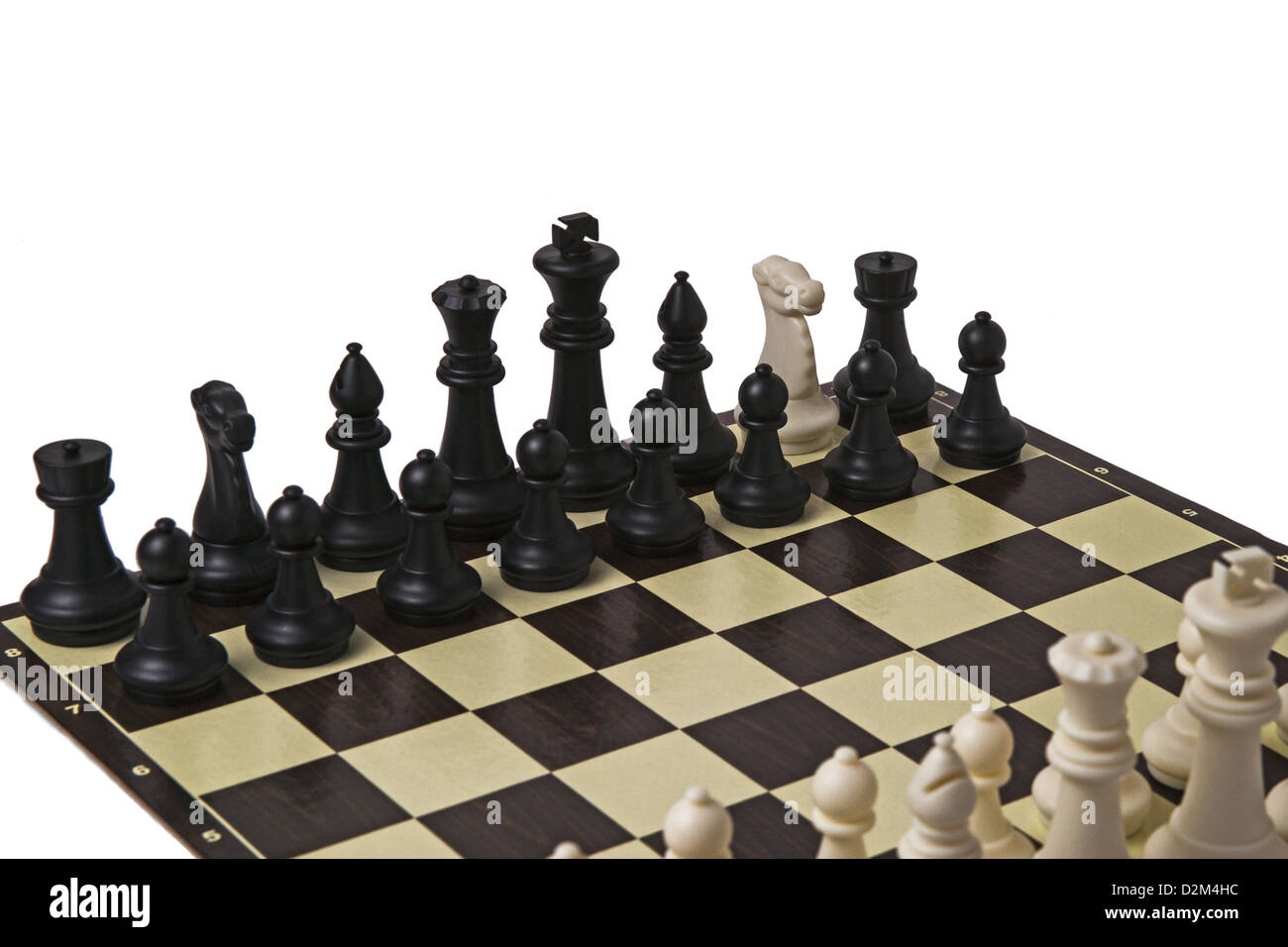 Caballo de Troya. Un caballero blanco en el negro el conjunto de piezas de  ajedrez sobre un tablero de ajedrez, aisladas, fondo blanco Fotografía de  stock - Alamy
