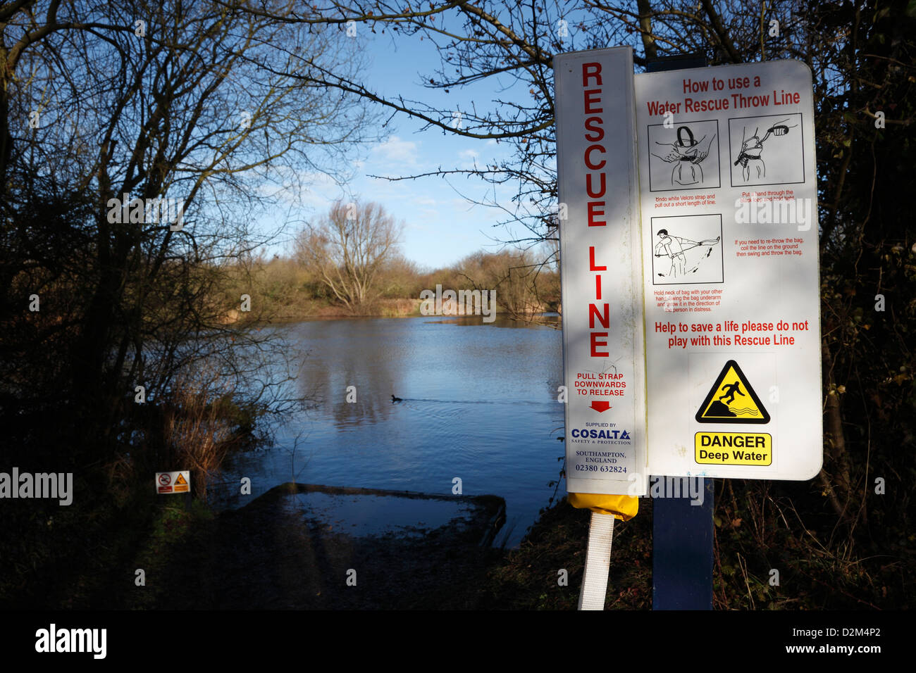 Línea de rescate y las instrucciones para el uso contra el telón de fondo del lago Milton Cambridgeshire Foto de stock