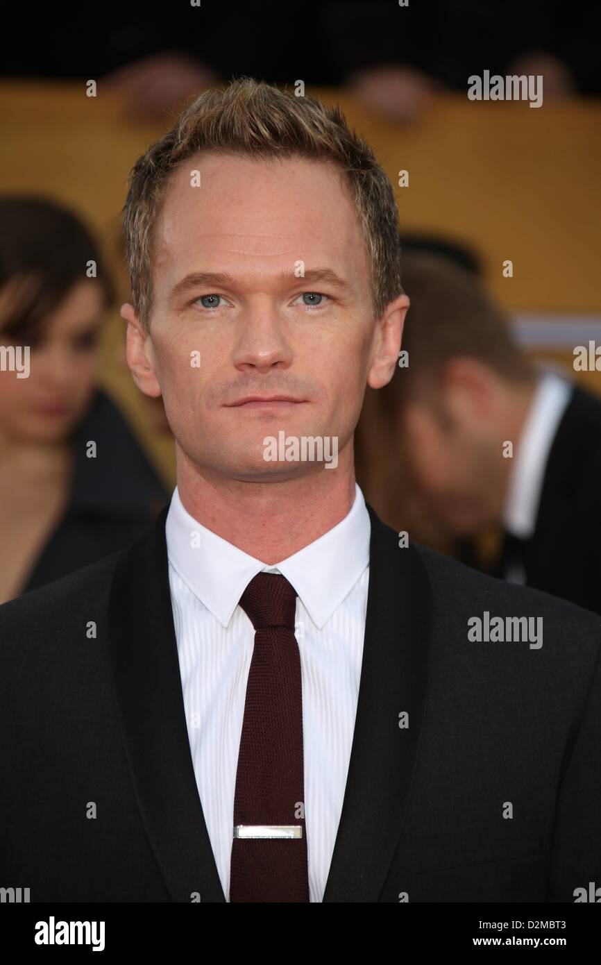 El actor Neil Patrick Harris llega a la 19ª Screen Actors Guild Awards en el Auditorio Shrine de Los Angeles, EE.UU., el 27 de enero de 2013. Foto: Hubert Boesl Foto de stock