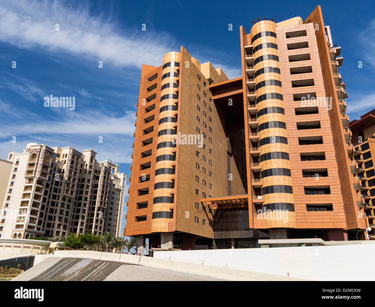 La arquitectura moderna de altos edificios residenciales - Shoreline Apartments, Dubai, EAU Foto de stock