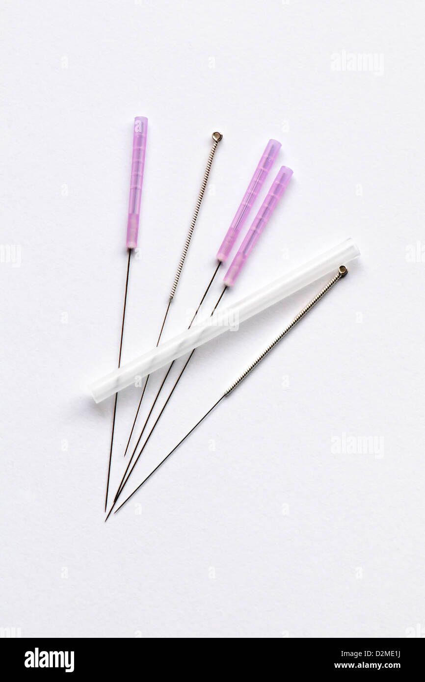 Cerca de una mezcla de 5 diferentes tamaños de agujas de acupuntura con un  tubo guía tomadas contra un fondo completamente blanco Fotografía de stock  - Alamy
