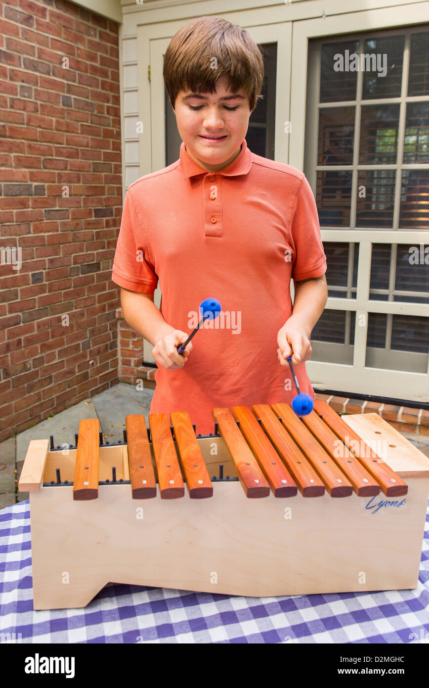 VIRGINIA, EE.UU. - autista, de 14 años de edad, desempeña la marimba, también conocido como el glockenspiel. Señor Foto de stock