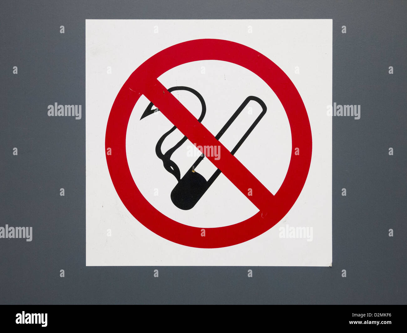 Señales de prohibido fumar sobre fondo gris Foto de stock