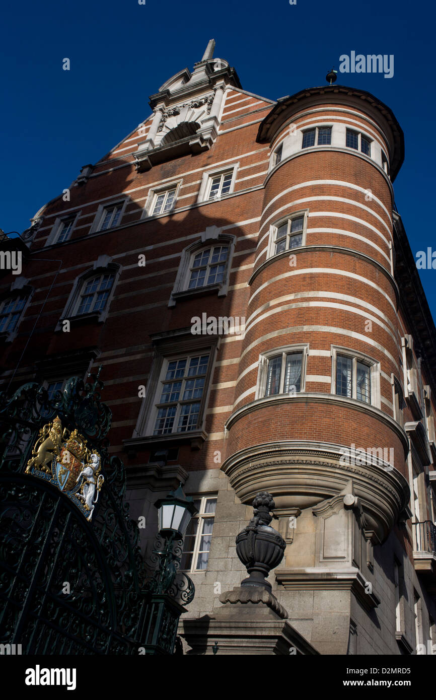 Las puertas de hierro ornamentadas de la original de New Scotland Yard, el cuartel general de la Policía Metropolitana de Londres en 4 Whitehall Place. Los edificios están en bandas de ladrillo rojo y piedra de Portland blanco sobre una base de granito en el estilo gótico victoriano, y están ubicados en el Victoria Embankment próxima puerta Portcullis House. El edificio Norte es de grado I enumerados y diseñado en 1887. Scotland Yard ha alcanzado fama mundial como un símbolo de la policía y detectives de Scotland Yard característica en muchas de las obras de la ficción del crimen. Fueron frecuentes los aliados y a veces antagonistas, de Sherlock Holmes. Foto de stock