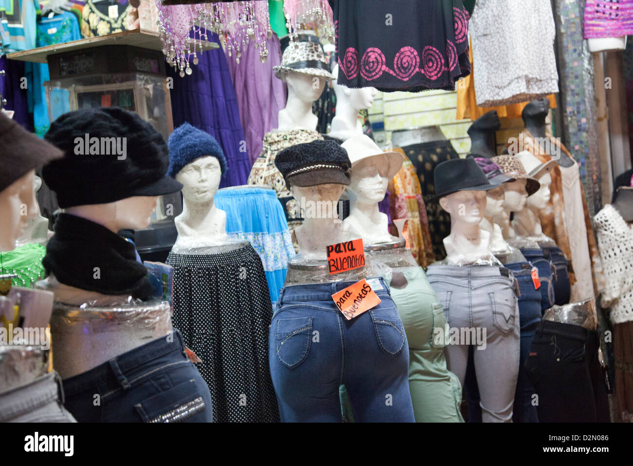 Tienda de ropa en Oaxaca en México Fotografía de stock - Alamy
