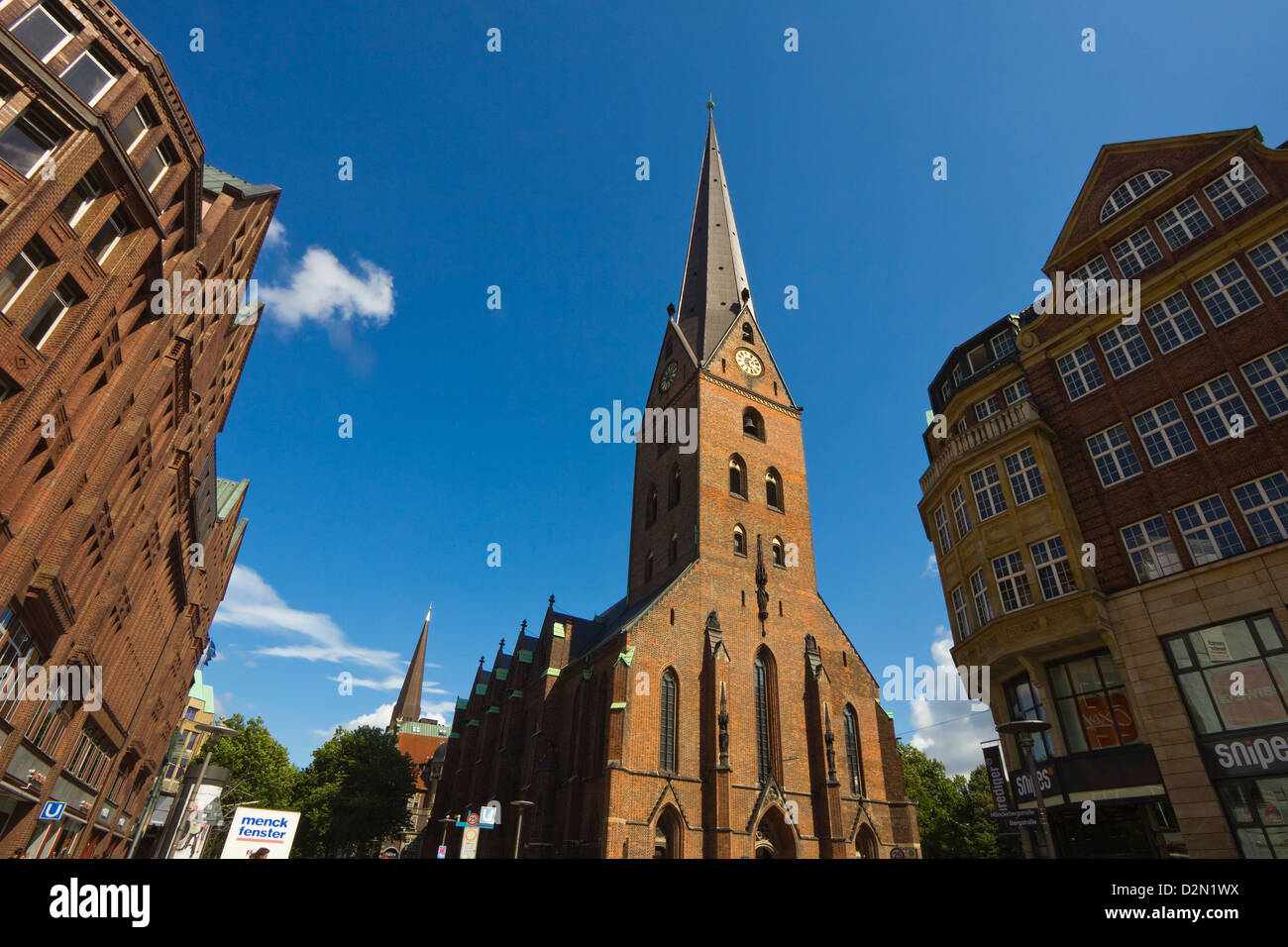 La Catedral de San Pedro, reconstruida varias veces desde el siglo XI, en Moenckebergstrasse y Bergstrasse, Hamburgo, Alemania. Foto de stock