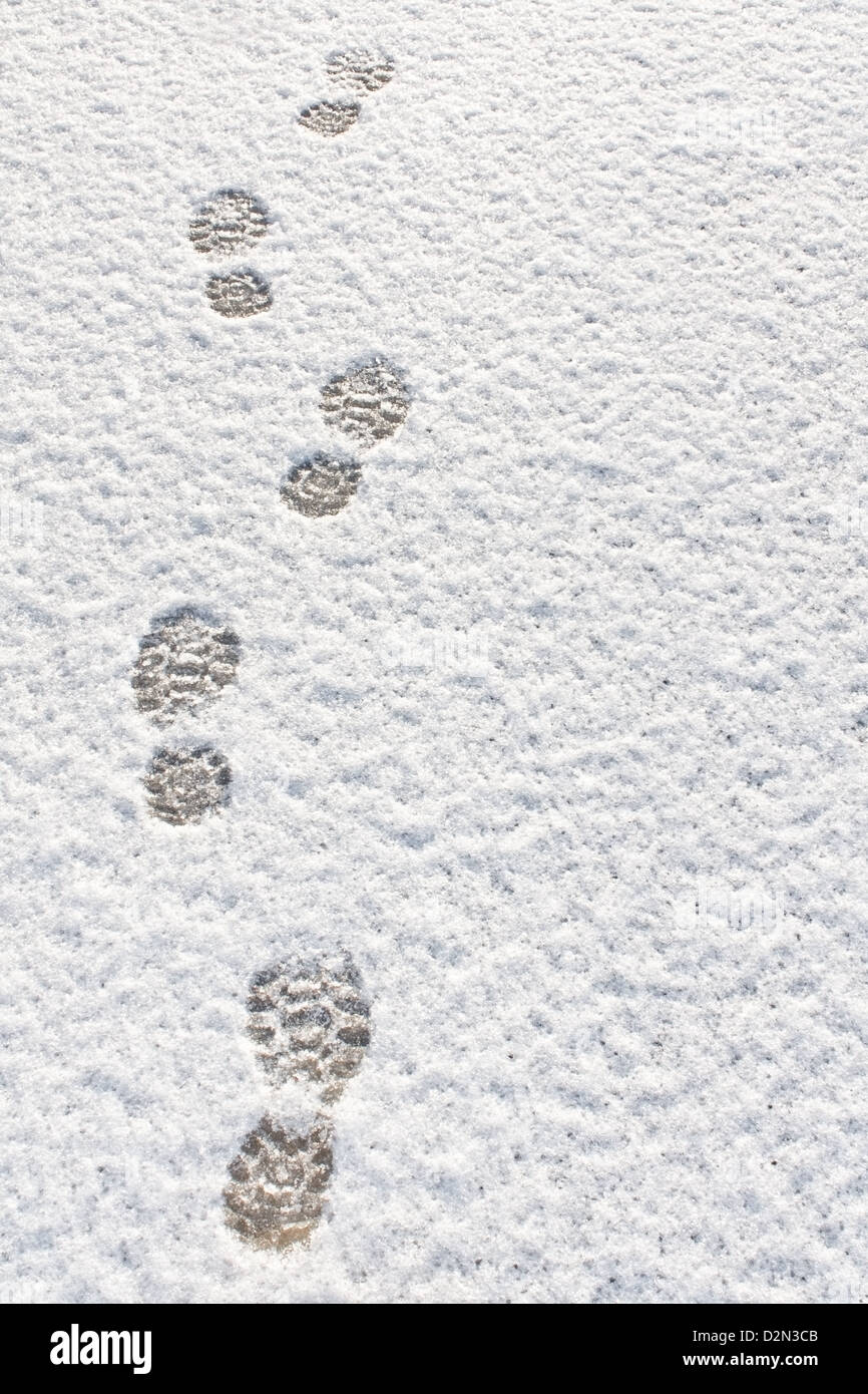 Huellas en la nieve fresca antecedentes excelente concepto para calzado de invierno Foto de stock