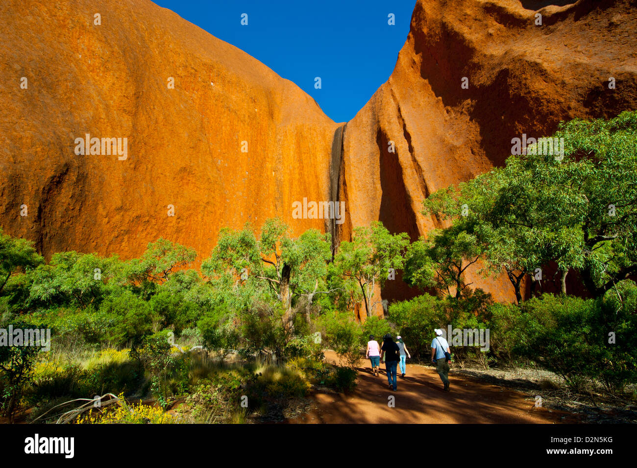 Uluru (Ayers Rock), el Parque Nacional de Uluru-Kata Tjuta, Sitio del Patrimonio Mundial de la UNESCO, el Territorio del Norte, Australia, el Pacífico Foto de stock