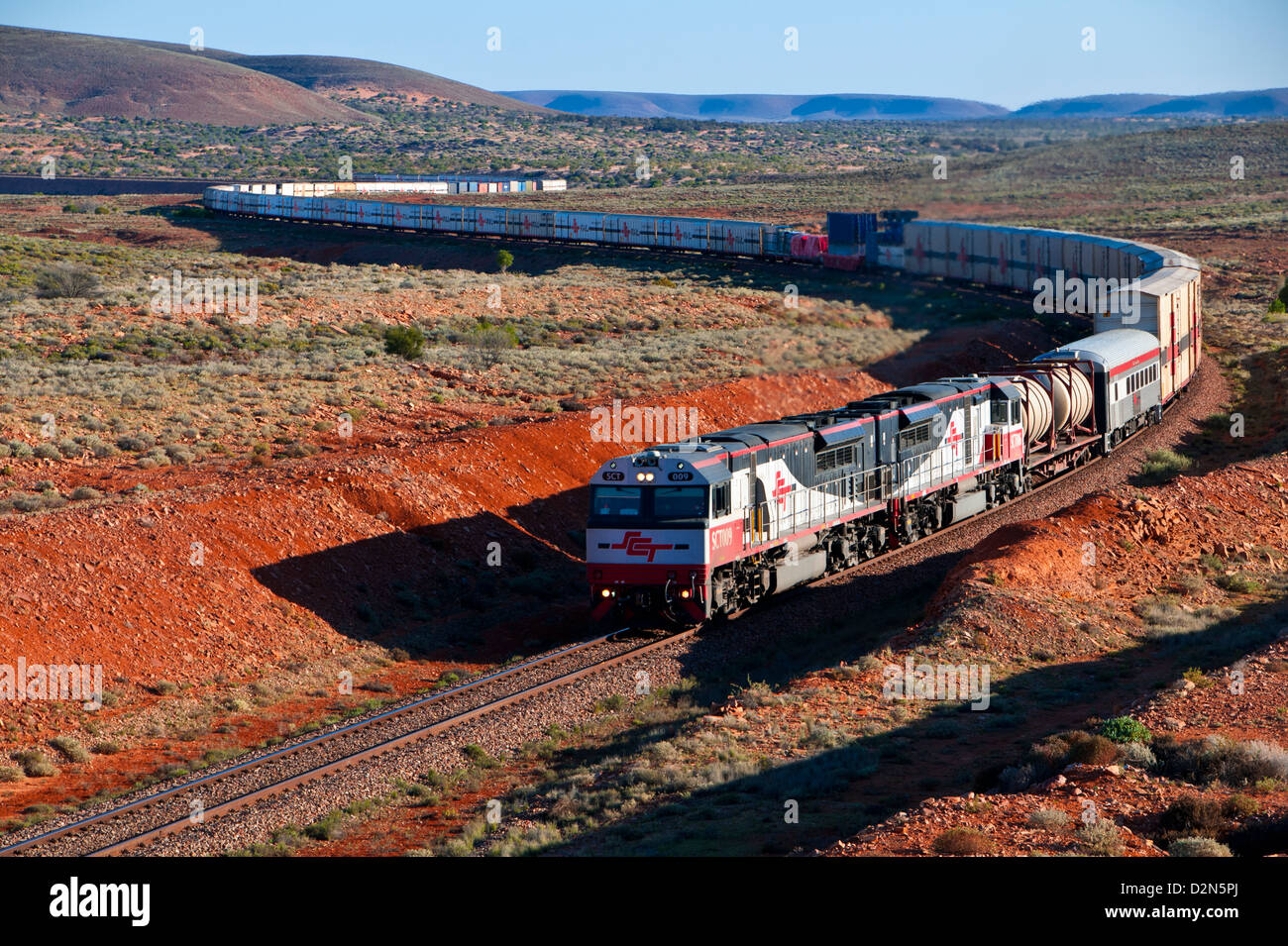 Tren que viaja a través de las afueras de Australia del Sur, Australia, el Pacífico Foto de stock