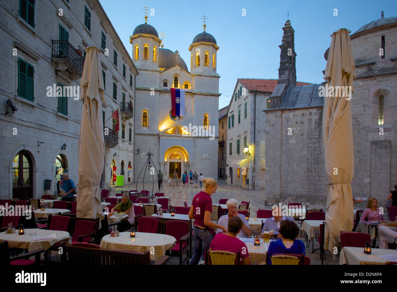 Iglesia Ortodoxa de San Nicolás al atardecer, el casco antiguo, declarado Patrimonio de la Humanidad por la UNESCO, Kotor, Montenegro, Europa Foto de stock