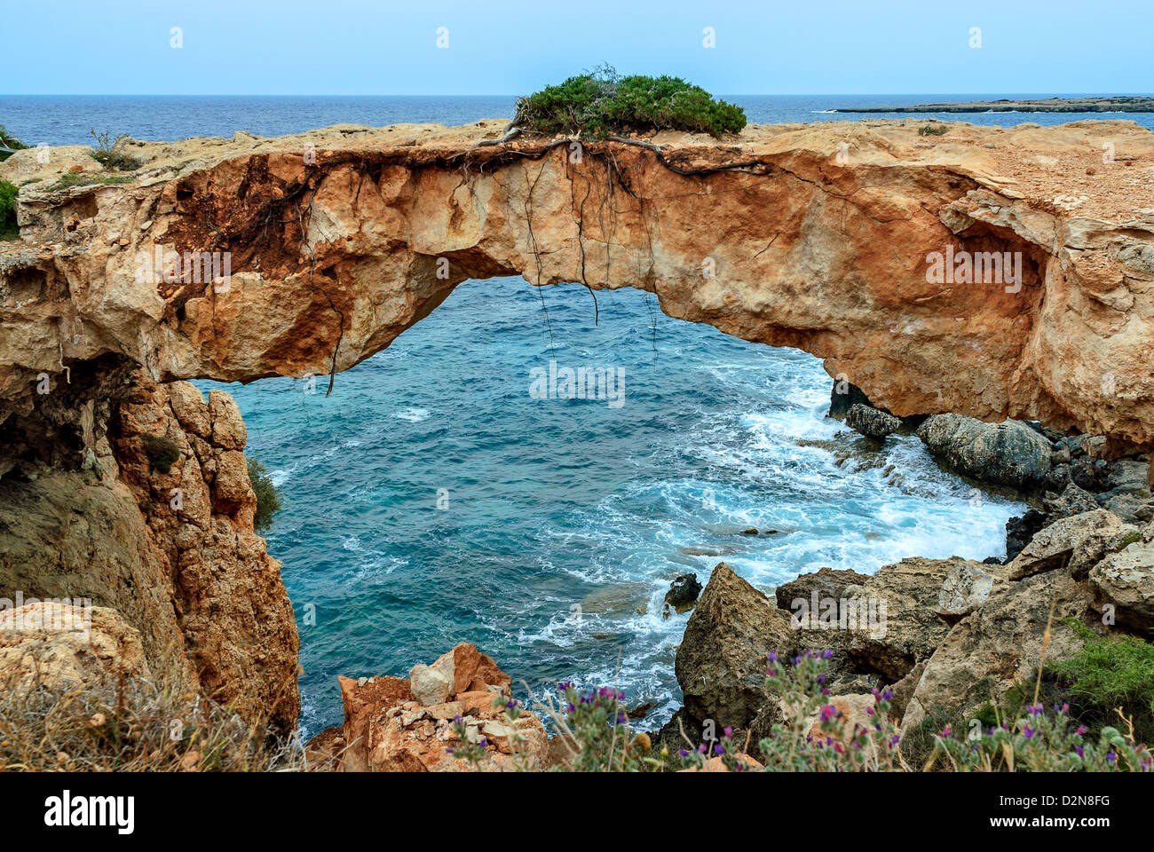 Arco de piedra a lo largo de costas sobre Cyrpus Foto de stock