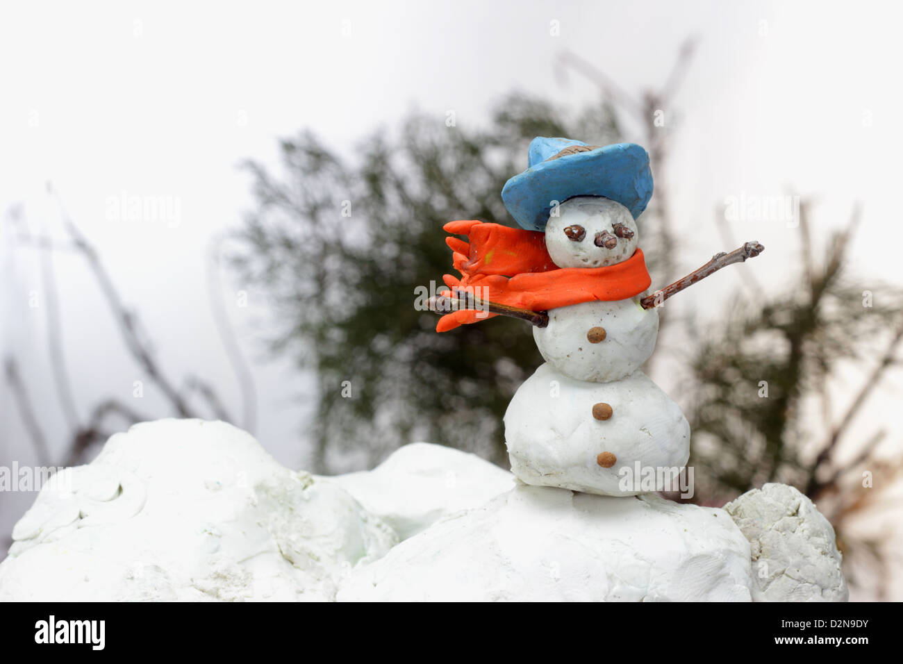 Muñeco de nieve realizado en plastilina en escena de invierno Fotografía de  stock - Alamy
