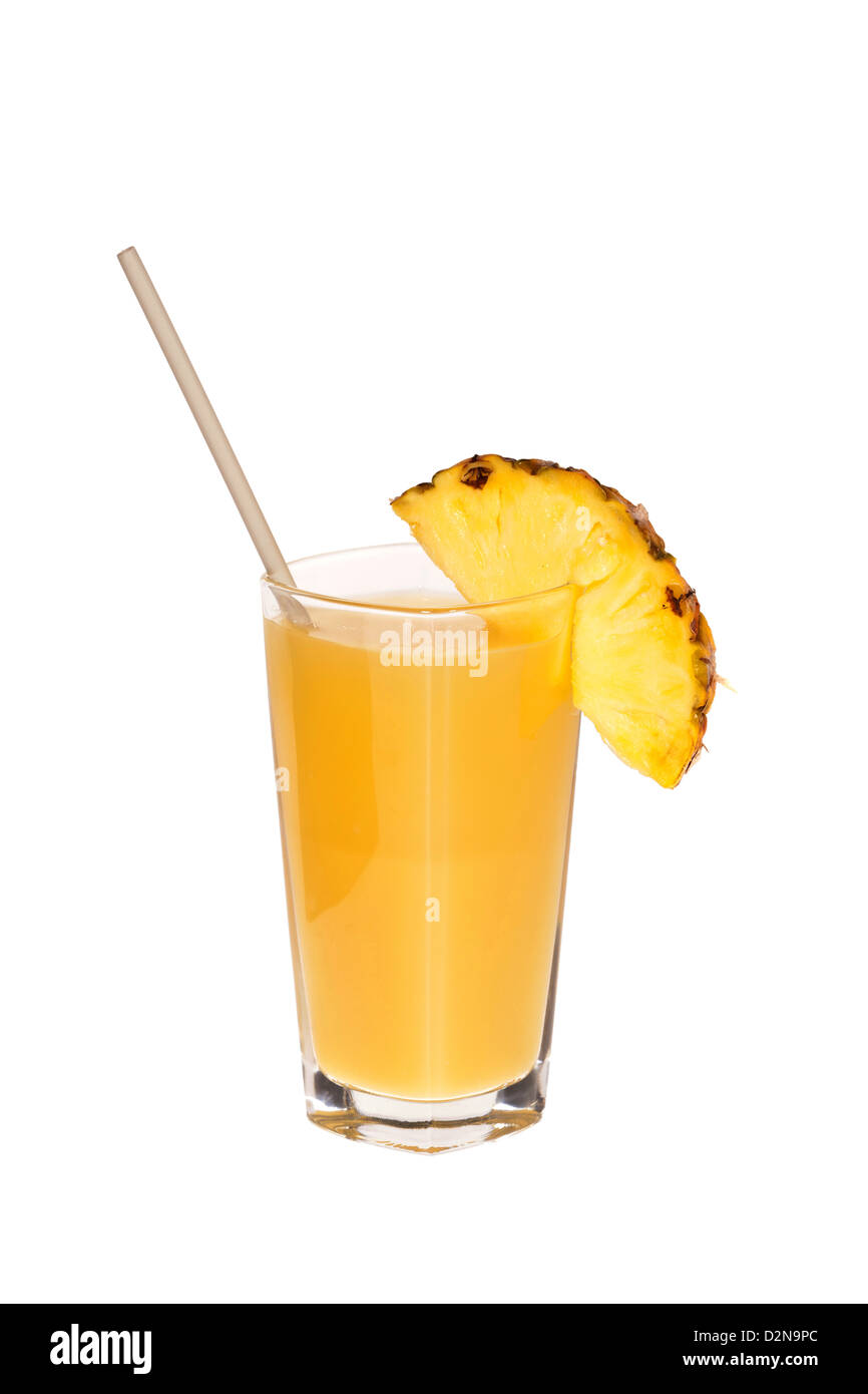 Un vaso de jugo de piña con paja para beber y una rodaja de piña en el borde del cristal aislado sobre fondo blanco. Foto de stock