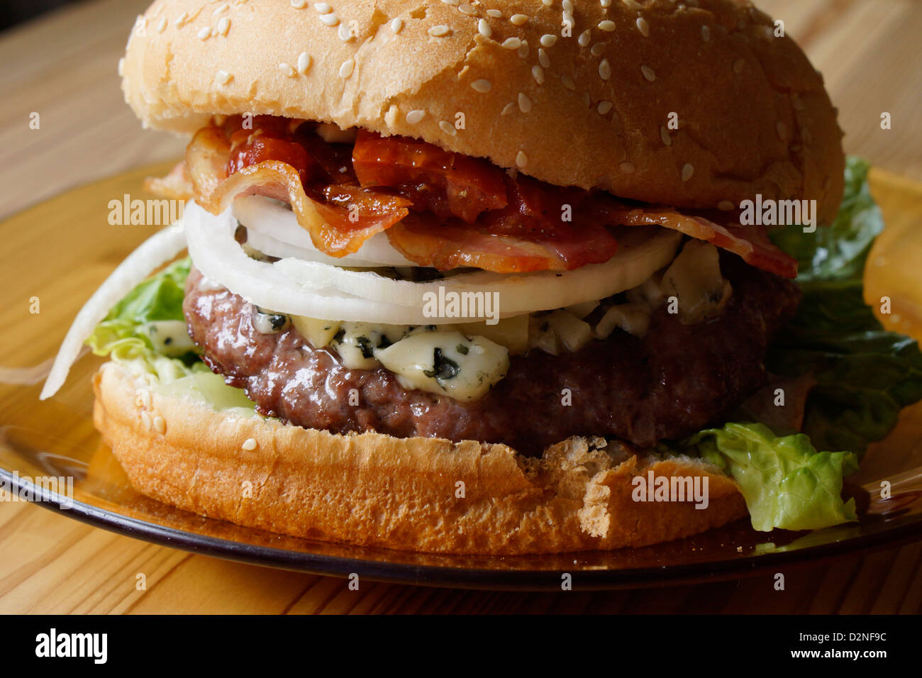 Hamburguesa de queso, bacon, comida basura rápida deliciosas calorías grasa malsana Foto de stock