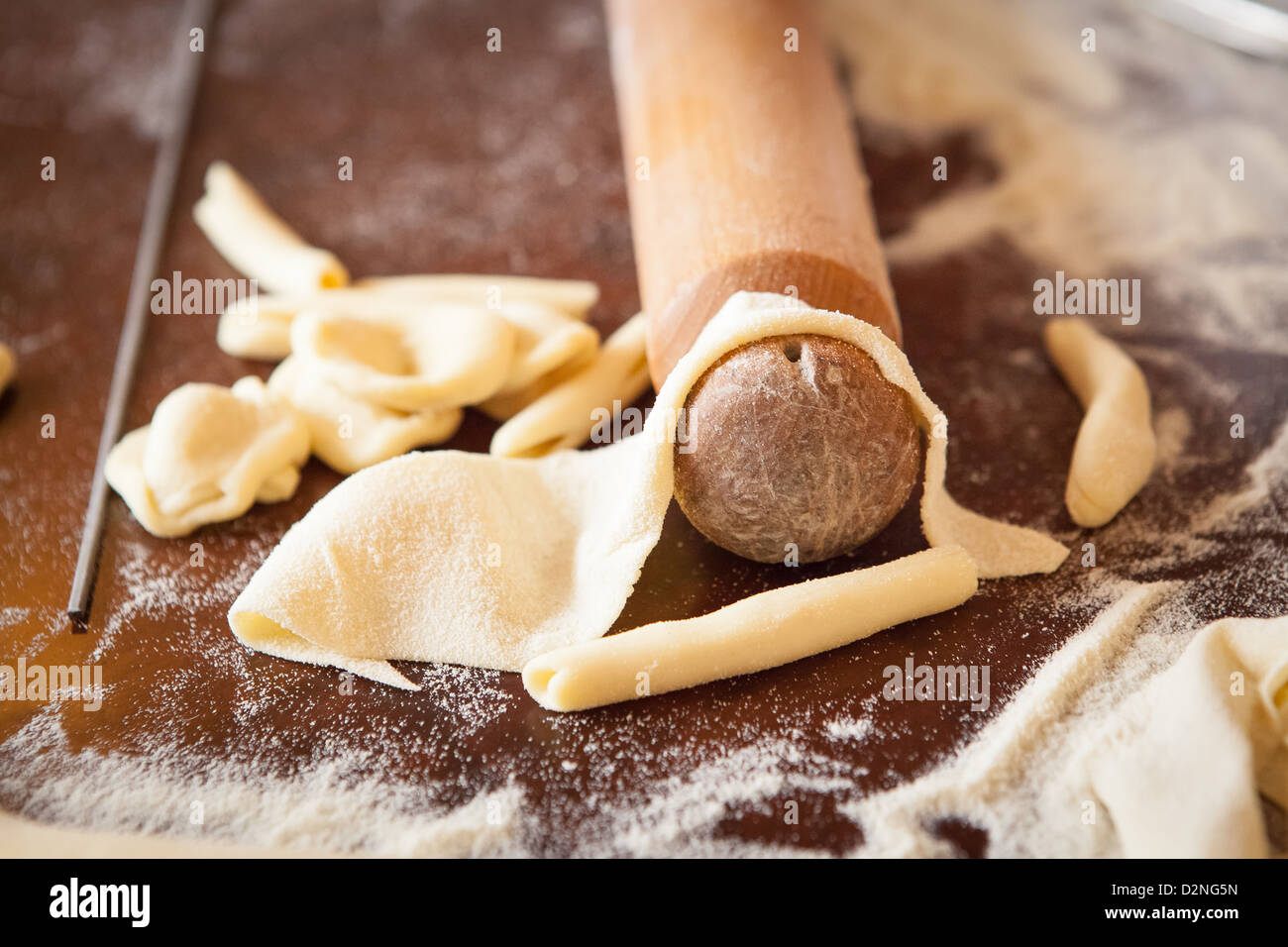 Pasta fresca laminados planos para lasaña, laminados con una aguja larga para hacer macarrones o 'poco oídos Oriecchetti. Foto de stock