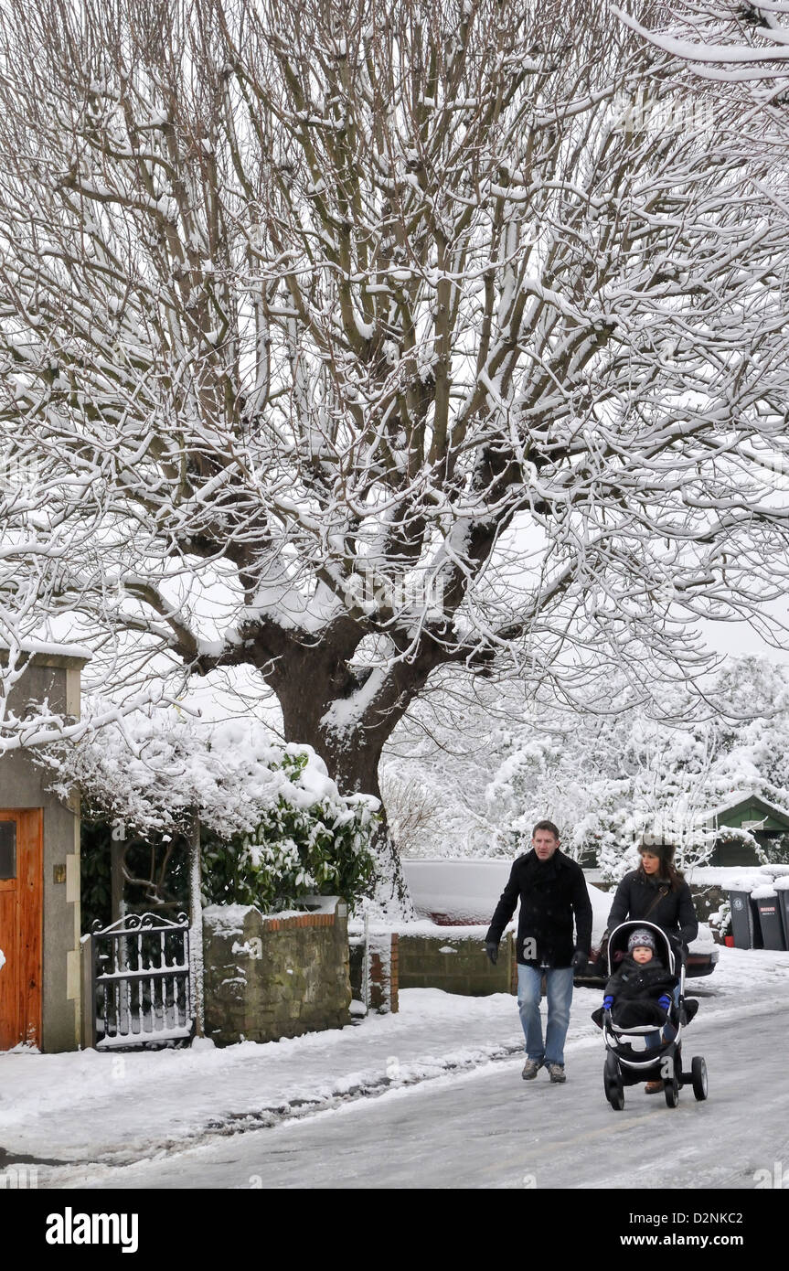 Un hombre en zapatillas impermeables de invierno se para en un camino  helado zapatos para caminatas de invierno paseos al aire libre