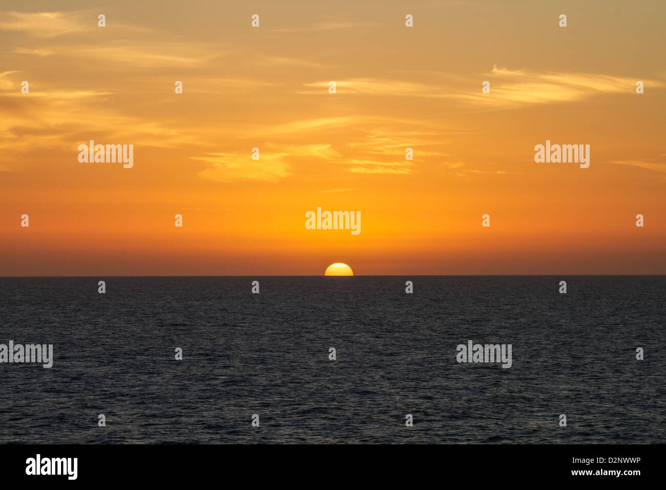 Puesta de sol en el mar vista ancha Foto de stock