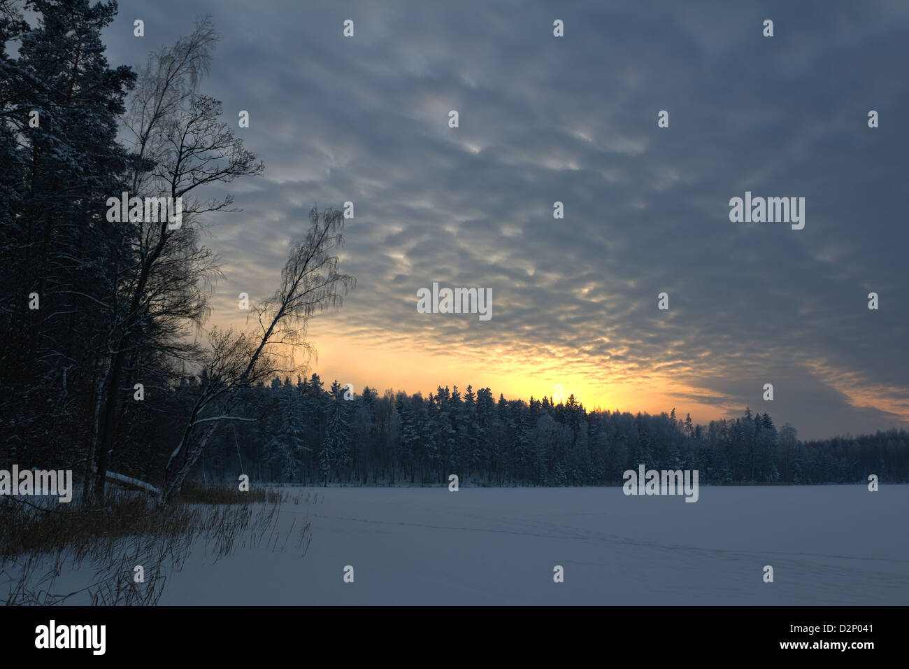 HDR ocaso sobre el lago congelado, Polonia Foto de stock
