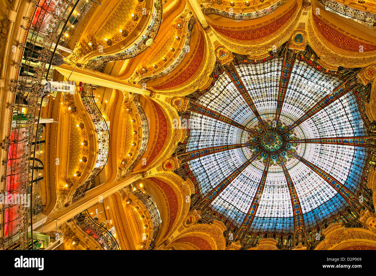 La cúpula de vidrieras de Galeries Lafayette, un gran opulento histórico art nouveau y grandes almacenes en el centro de París. Foto de stock