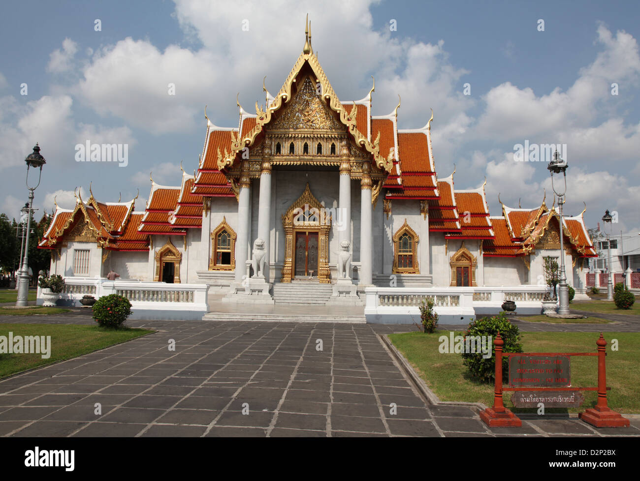 Una exquisita decoración en el templo budista tailandés Foto de stock