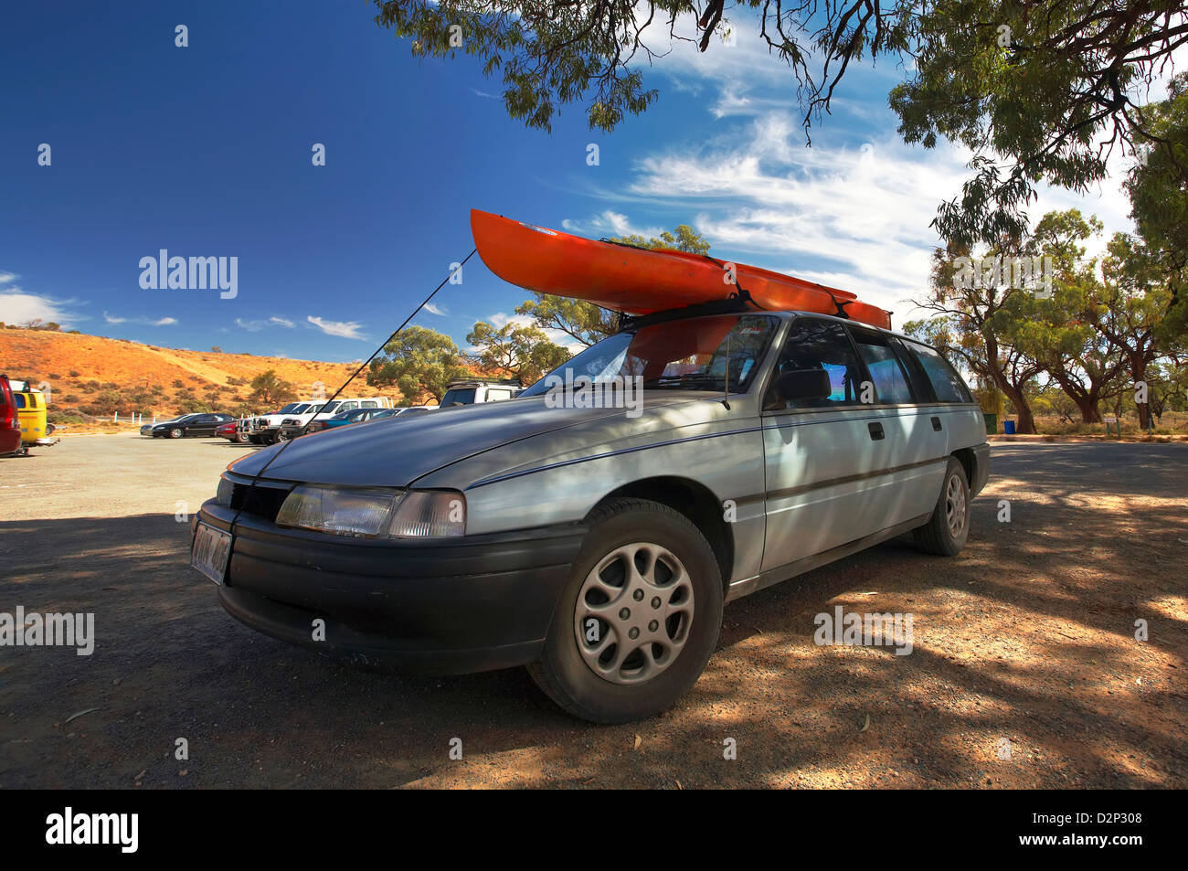 Un coche con una canoa intentó el techo en un estacionamiento en la orilla del río Murray Foto de stock