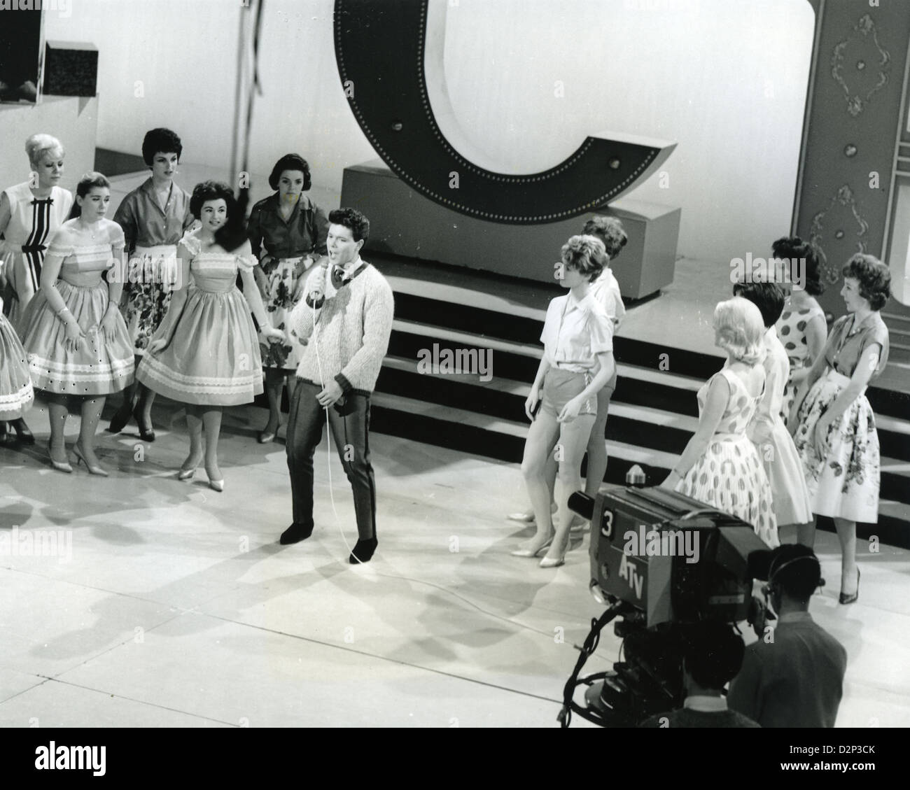 CLIFF RICHARD con el cantante pop británico Vernons Chicas en su ATV espectáculo titulado 'acantilado' en enero de 1961 Foto de stock