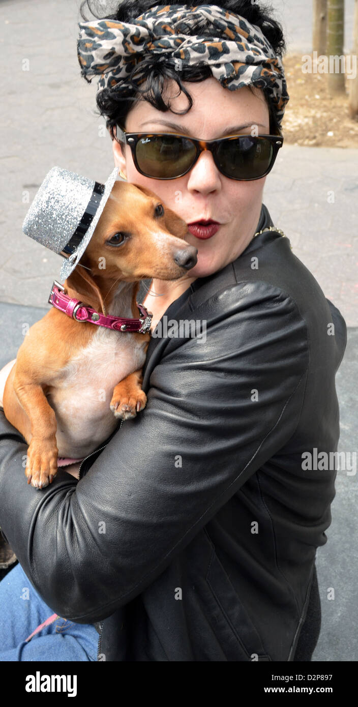 Candice y su perro Teckel día en Washington Square Park, Greenwich Village, Nueva York Foto de stock